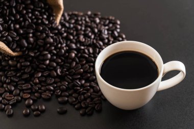 Kahve fincanı ve fasulye