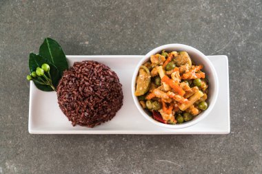 Domuz eti ve berry pirinç Panaeng köri