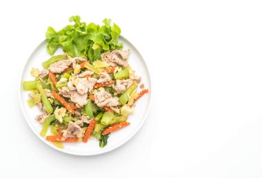 Tavada kızartılmış Shanghai Noodle domuz eti ile