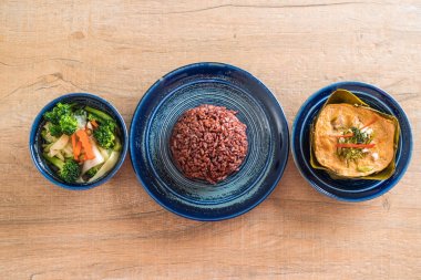 Haşlanmış balık köri ile yapıştırın ve pirinç berry