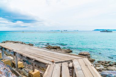 Güzel tropikal beach Koh Larne Patta içinde adlı ile tahta köprü