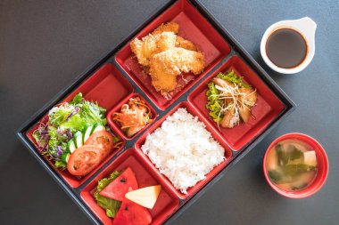 Kızarmış Balık bento koymak