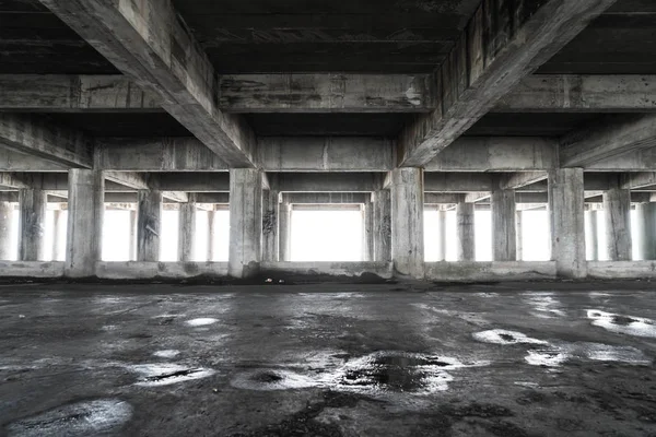 boş terk edilmiş binada