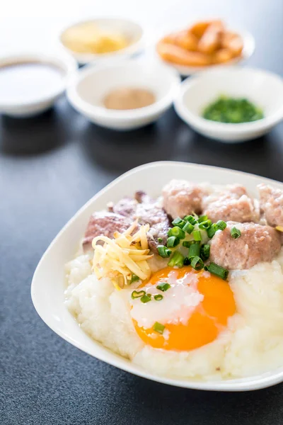 domuz eti ve yumurta ile pirinç lapası