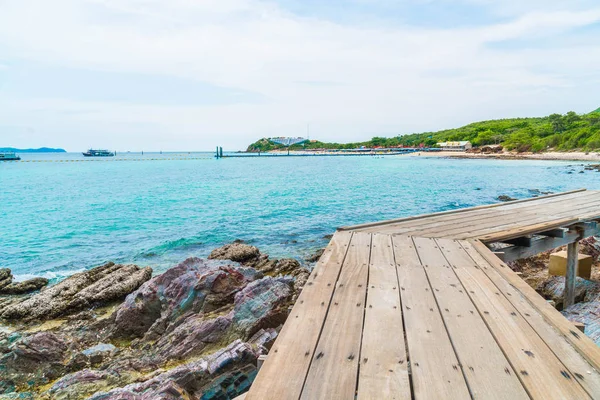Güzel tropikal beach Koh Larne Patta içinde adlı ile tahta köprü