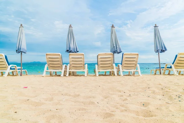 Belle chaise et parasol de luxe sur la plage — Photo