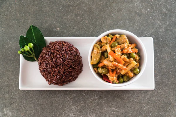 Domuz eti ve berry pirinç Panaeng köri