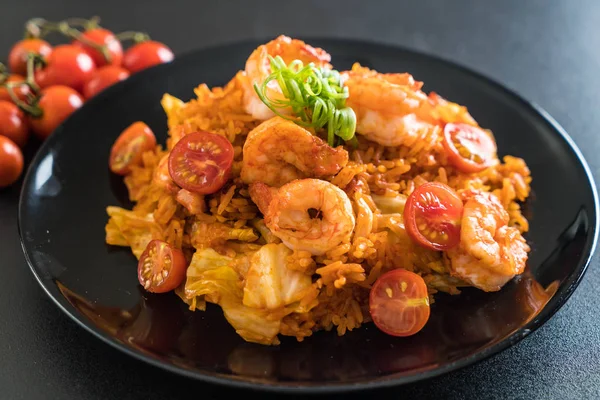 Kore baharatlı sos ve karides kızarmış pilav