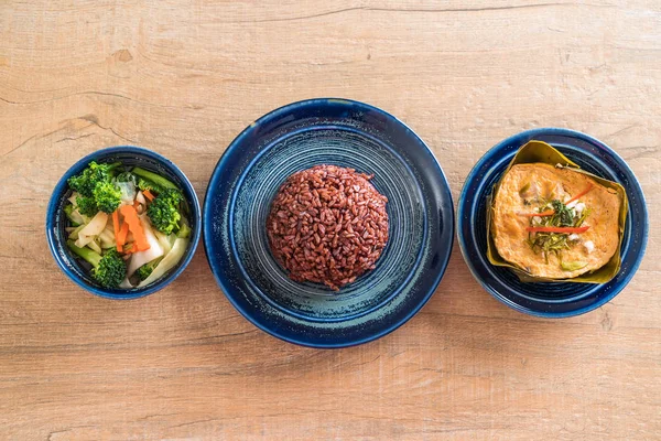 Haşlanmış balık köri ile yapıştırın ve pirinç berry