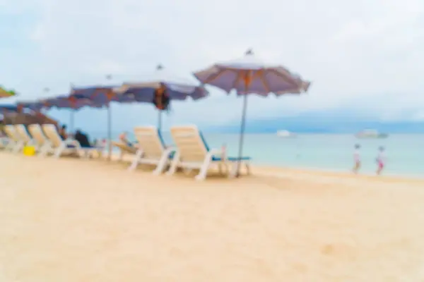 Abstrait flou beau parapluie de luxe et chaise sur mer et bea — Photo
