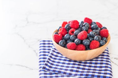 taze yaban mersini ve rasberry 