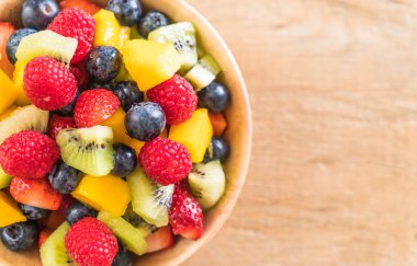 karışık taze meyve (çilek, ahududu, yaban mersini, kivi, mang