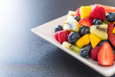 karışık taze meyve (çilek, ahududu, yaban mersini, kivi, mang