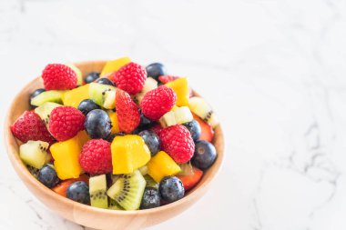karışık taze meyve (çilek, ahududu, yaban mersini, kivi, mang