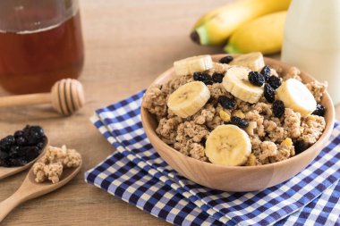 Granola muz, Kuru üzüm ve süt ile 