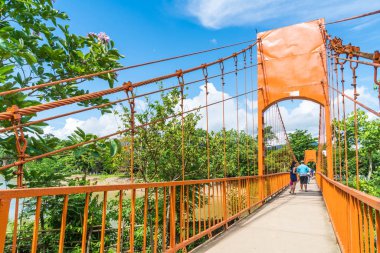 Vang Vieng, Laos. 12 Mayıs 2017: Turuncu renk köprü Jung Mağarası