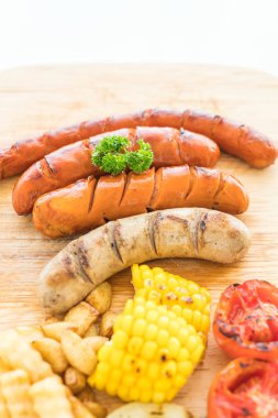 ızgara sosis mix sebze ve patates kızartması ile