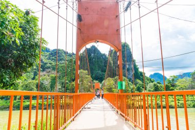 Vang Vieng, Laos. 12 Mayıs 2017: Turuncu renk köprü Jung Mağarası