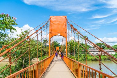 Vang Vieng, Laos. 12 Mayıs 2017: Turuncu renk köprü Jung Mağarası