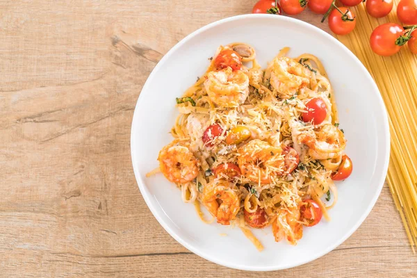 Espaguetis con gambas, tomates, albahaca y queso — Foto de Stock