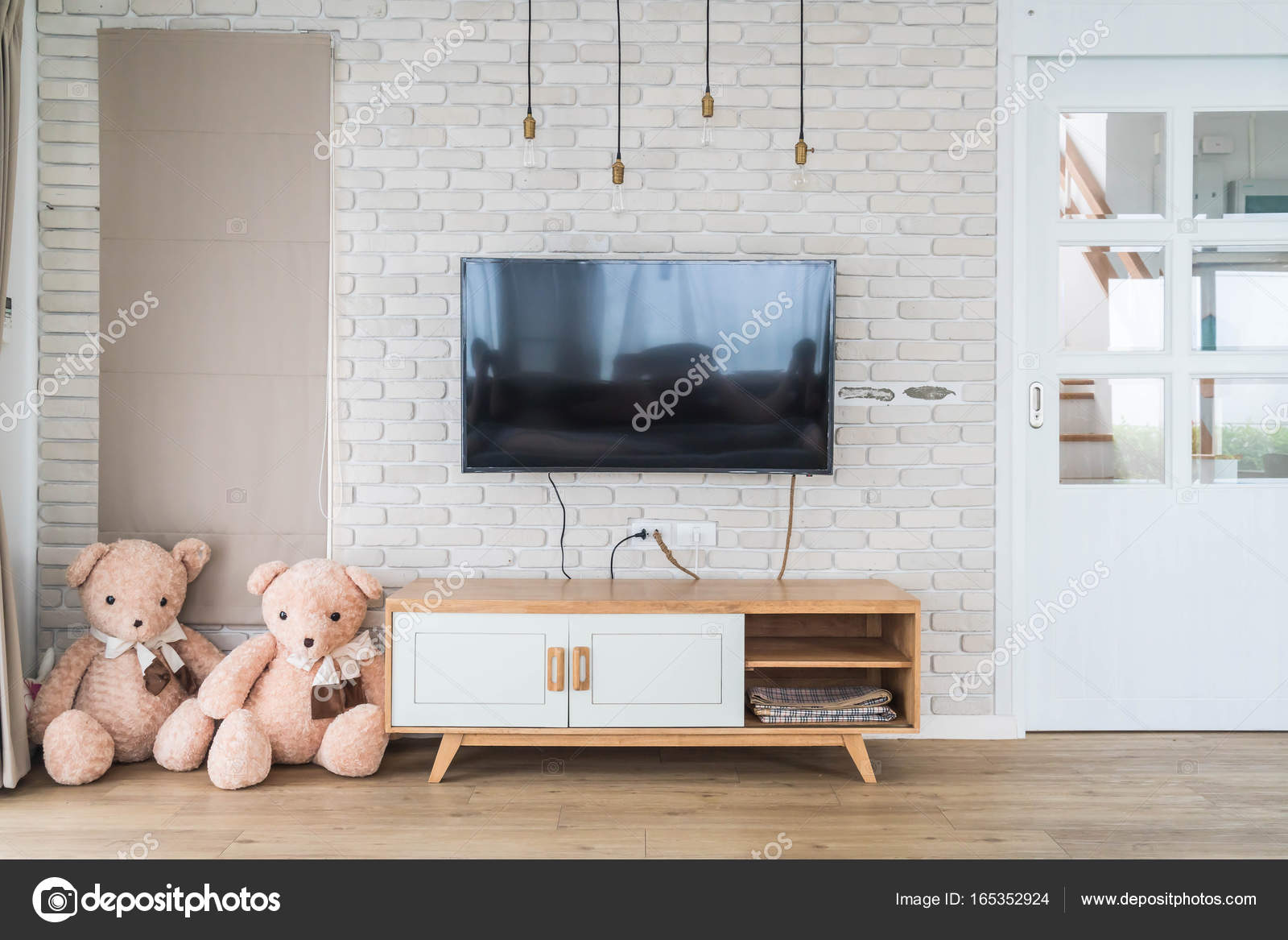 Woonkamer met led tv op de muur en houten tafel — Stockfoto © topntp ... Woonkamer met led tv op de muur en houten tafel — Stockfoto © topntp ...