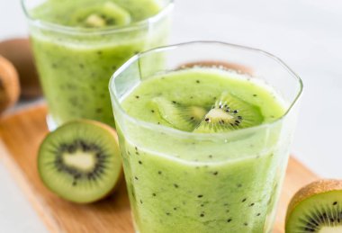 Sağlıklı taze kivi smoothie cam