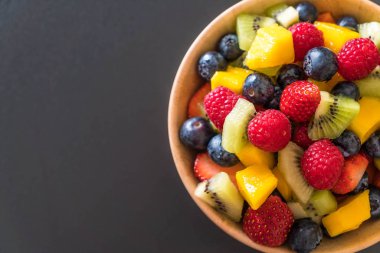 karışık taze meyve (çilek, ahududu, yaban mersini, kivi, mang