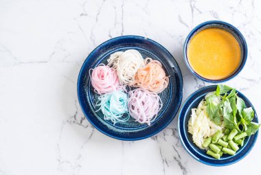 erişte ile balık köri sos ve sebze