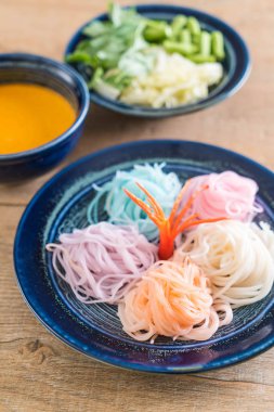 erişte ile balık köri sos ve sebze