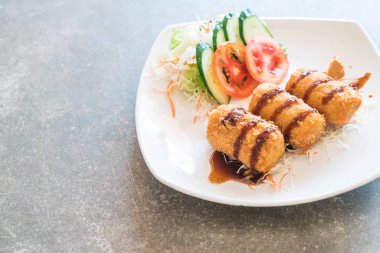 Kızarmış patates Tonkatsu sos ile