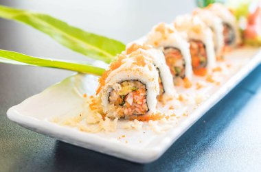 suşi roll maki tempura