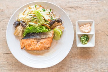 sebze ile kızarmış som balığı biftek