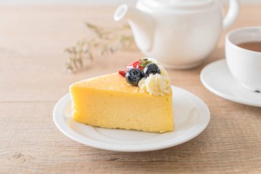 peynirli kek çilek ve yaban mersini