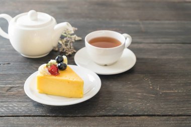 peynirli kek çilek ve yaban mersini