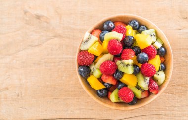 karışık taze meyve (çilek, ahududu, yaban mersini, kivi, mang