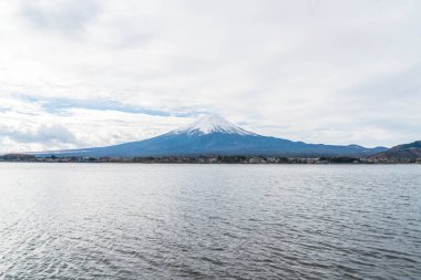 Japonya 'daki Kawaguchiko Gölü' nde Fuji Dağı..