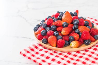 taze yaban mersini, çilek ve rasberry 