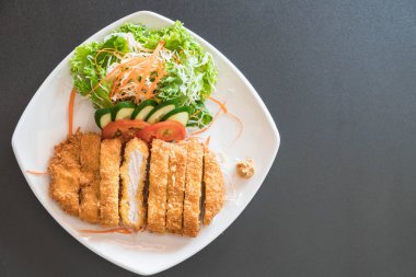 sebze soslu kızarmış pirzola domuz eti