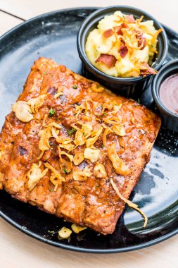 Izgara kaburga domuz barbekü sosu ile