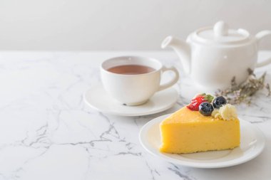 peynirli kek çilek ve yaban mersini