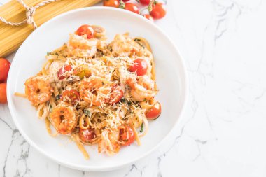 Spagetti karides, domates, fesleğen ve peynir ile 