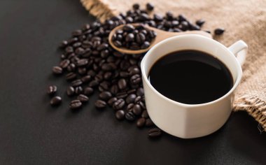 Kahve fincanı ve fasulye