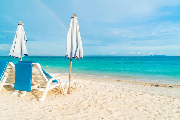 Belle chaise et parasol de luxe sur la plage — Photo