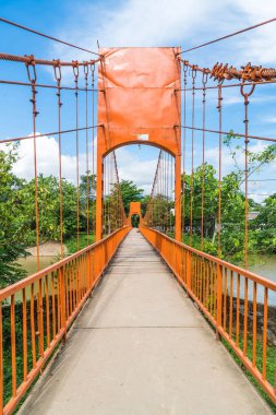 Turuncu köprüden nehre Vang Vieng mağarada Jung, 