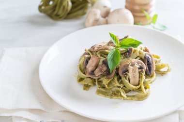 Mantarlı ıspanak fettuccine