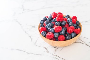 taze yaban mersini ve rasberry 