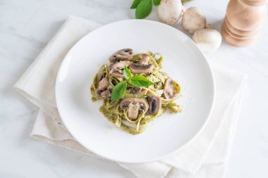 Mantarlı ıspanak fettuccine