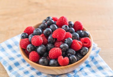 taze yaban mersini ve rasberry 