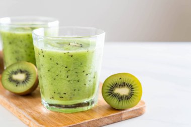 Sağlıklı taze kivi smoothie cam