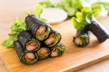 Yosun Salata rulo Yengeç sopa ile